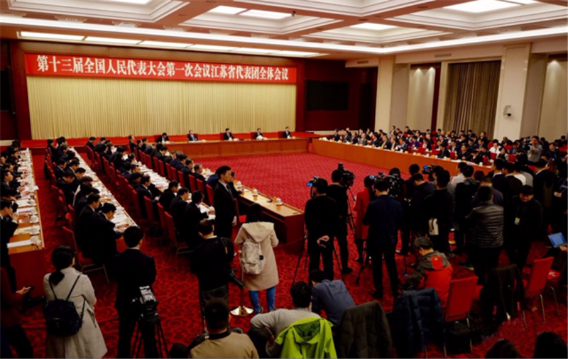 肖伟代表在审议政府工作报告时作交流发言：创新动能，勇开新局，推进新时代国药高质量发展